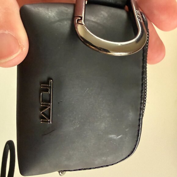 TUMI Black Leather Mini Pouch with Gunmetal Carabiner Clip — AirPods / Key Case - Picture 5 of 5